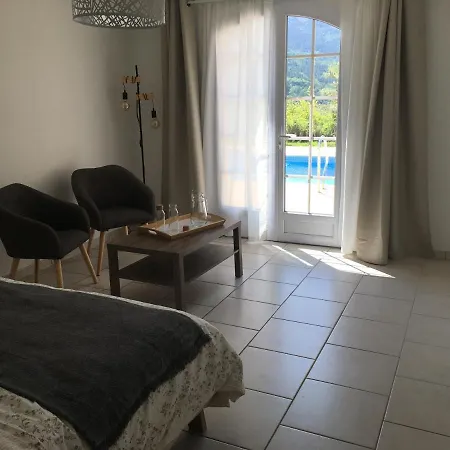 Une chambre confort et un accès piscine